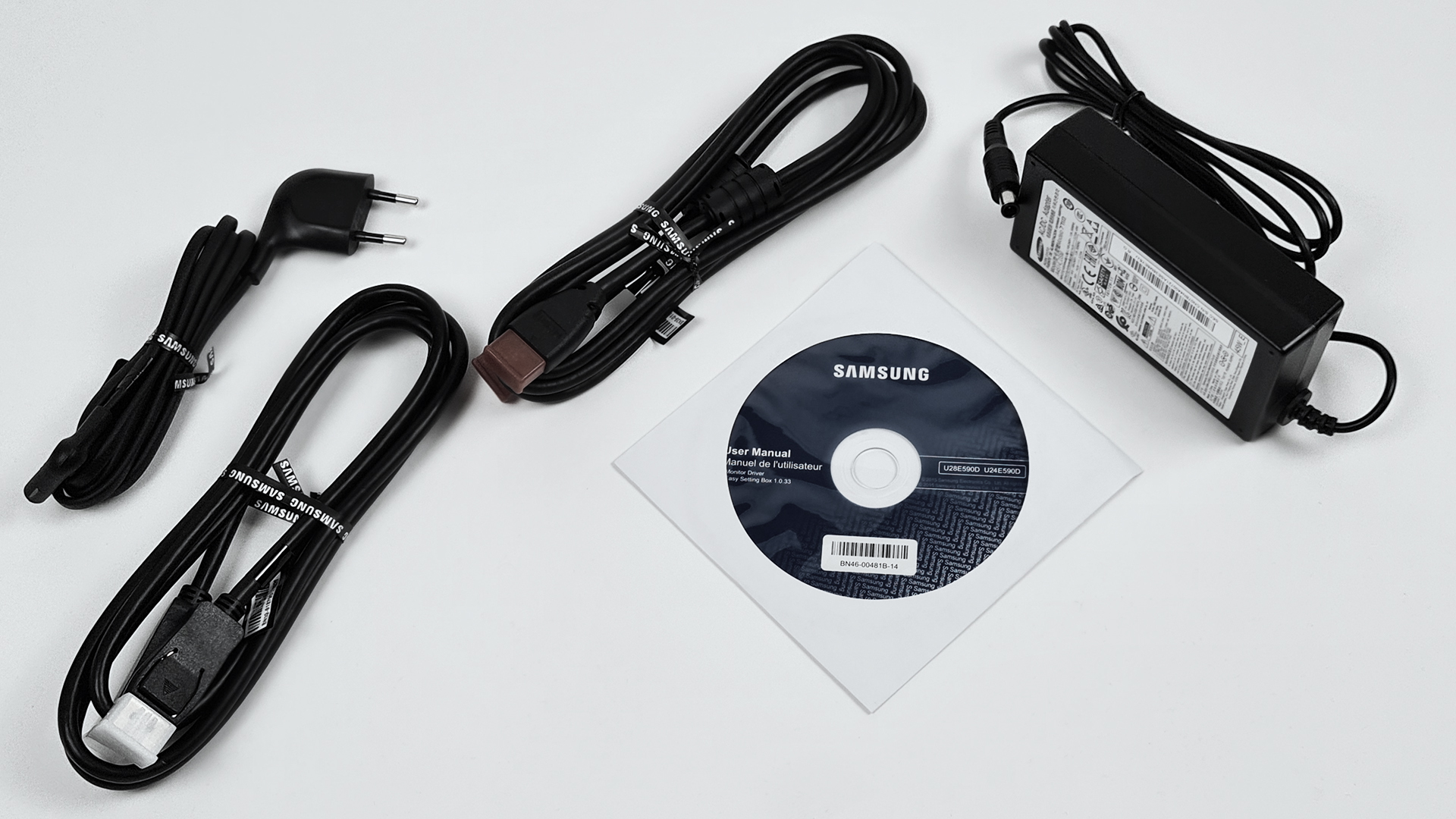 Samsung U28E590D Lieferumfang - Monitorkabel, Stromkabel und CD