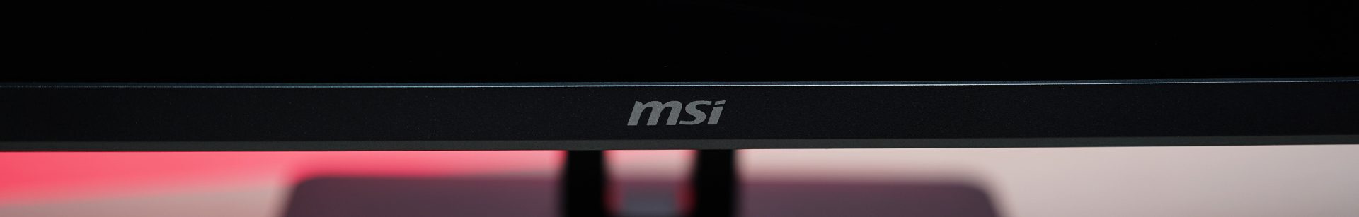 MSI MP271QP - Foto von MSI Logo auf dem Monitorrahmen